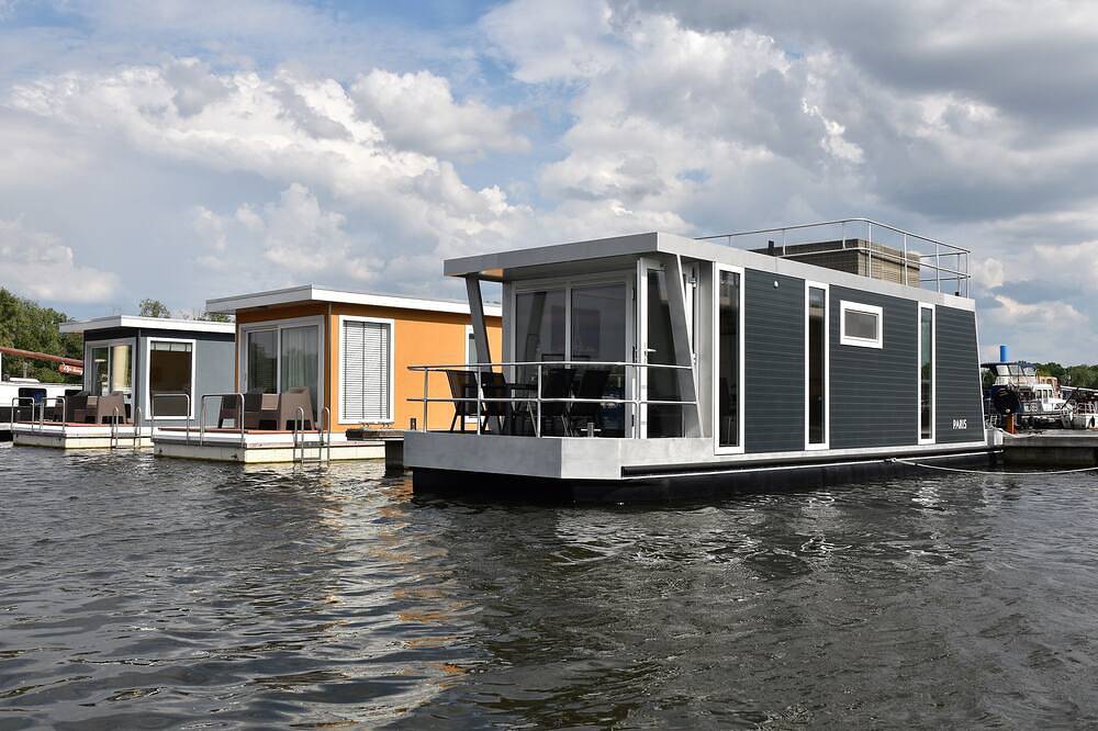 Cozy floating Boatlodge (2 bedrooms, 4 persons), Maastricht. in Maastricht, Limburg (Netherlands)