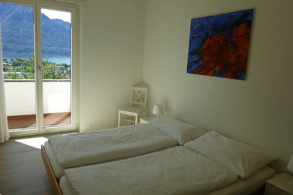 Traumhaftes Ferienhaus mit eigenem beheiztem Pool und Seeblick in Gordola, Tessiner Alpen