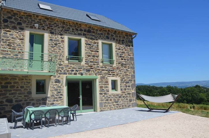 Location de vacances pour 10 personnes, avec jardin dans le Cantal