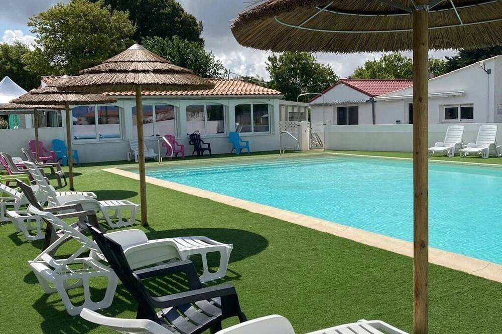 Zecamping 3* 1km plage piscine chauffée pataugeoire tente Tv 27m2 in Saint-Georges-de-Didonne, Côte de Beauté