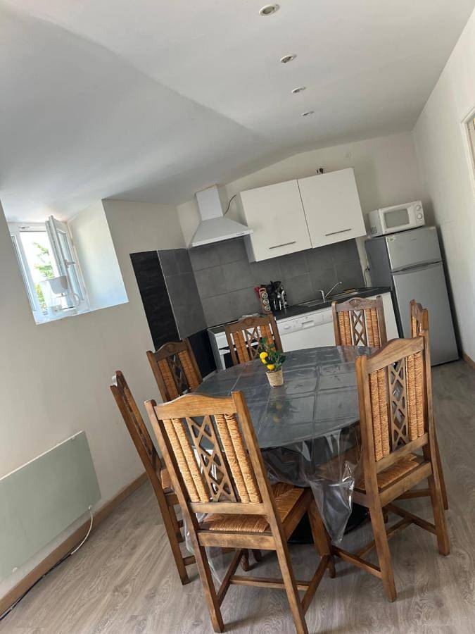 Gîte pour 7 personnes, avec vue et terrasse, animaux acceptés à Pont-Trambouze - 4