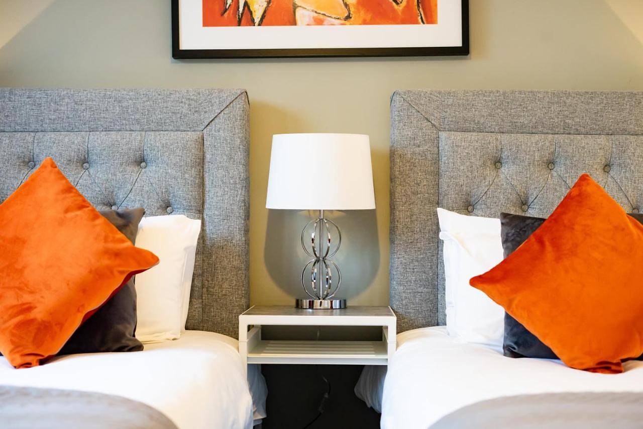 Entire apartment, Inspiration by Olauda Sa - 3 Bed House with Free Parking in Swindon, North Wessex Downs