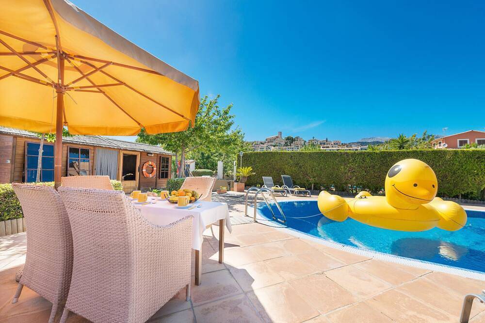 Private Villa with Ac, Wifi, huge pool, garden, sun terraces and Bbq, in Selva in Selva, Majorca Center