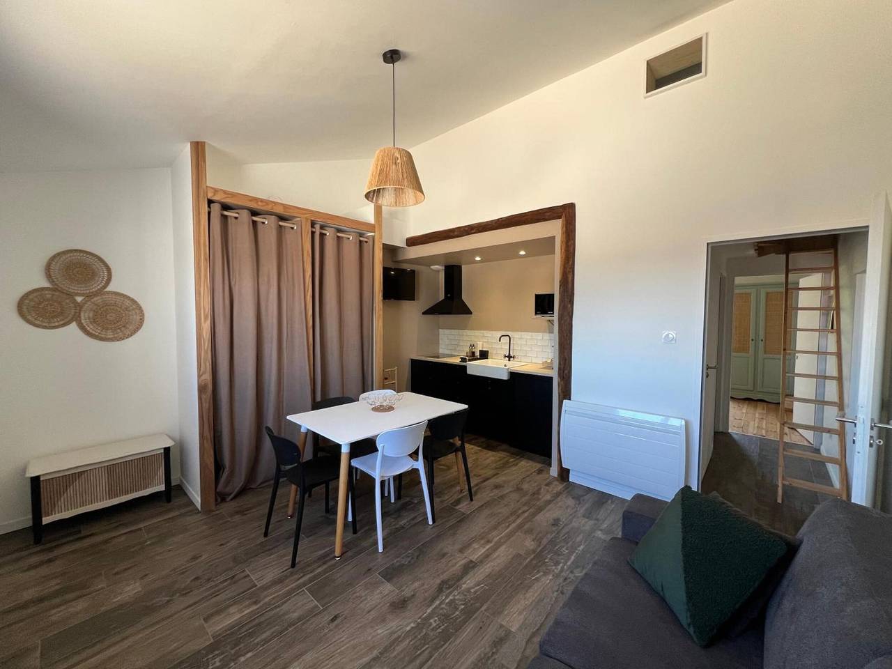 Entire apartment, Apartment 'Les Iris - Cozy House', near Puy du Fou, Clisson & Nantais Vineyards in Montfaucon-Montigné, Cholet region