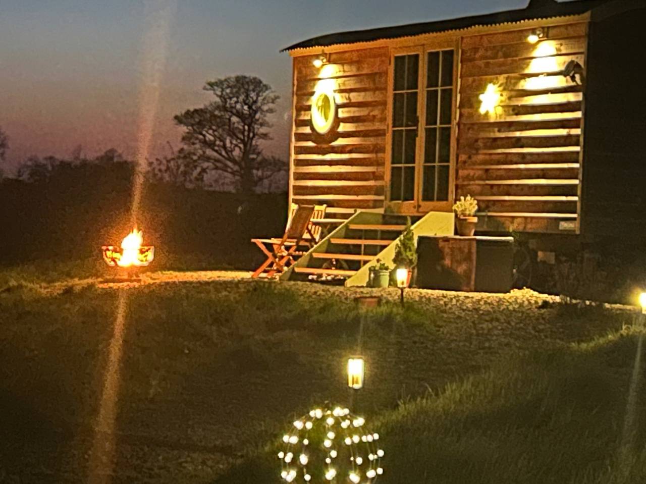 Cosy Luxury Foxglove Hut with Private Fire Bowl in Chittlehampton, Devon
