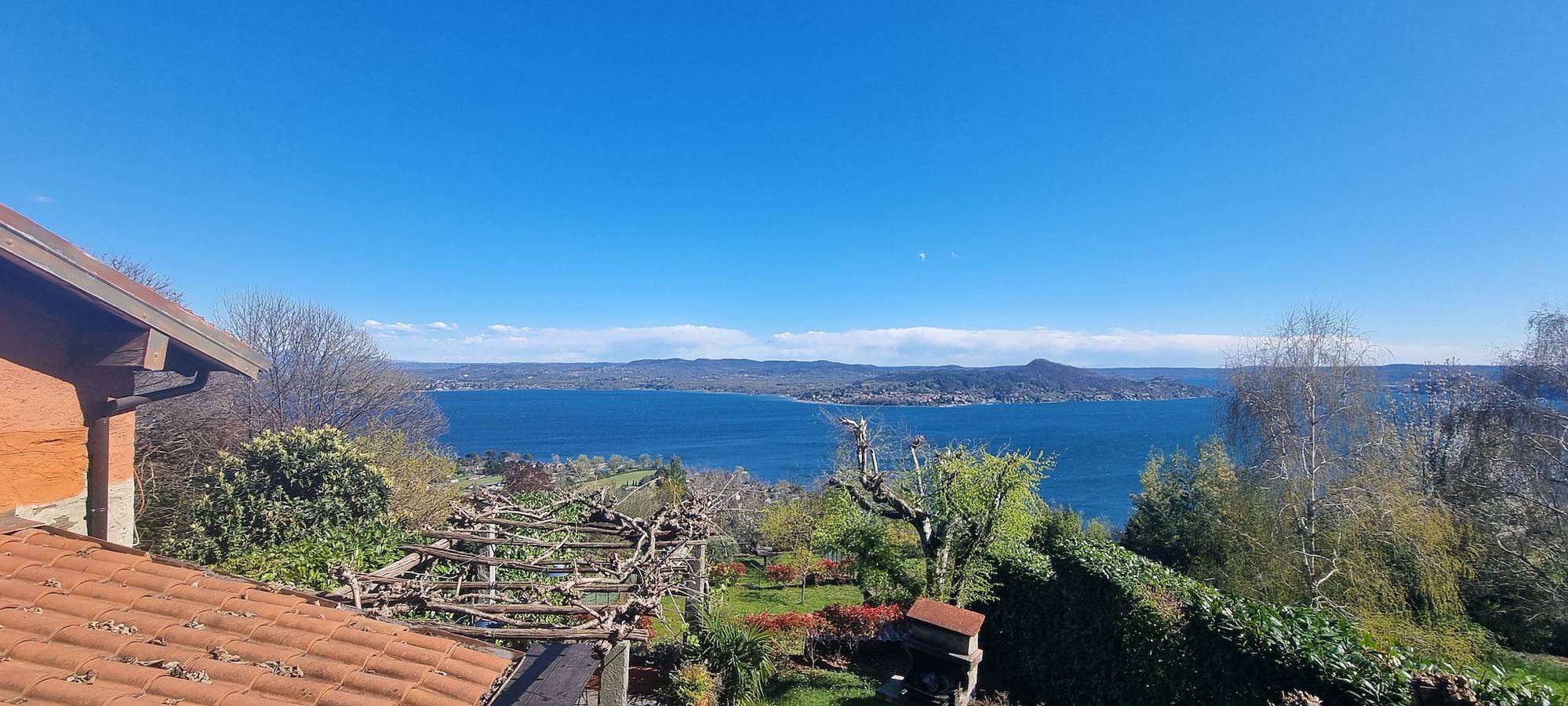 Chalet with a view of Lake Maggiore and a garden in Massino Visconti, Commune de Massino Visconti