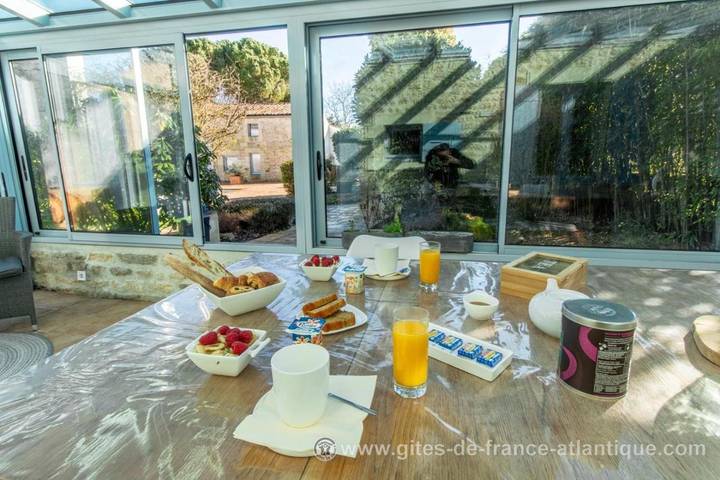 Location de vacances pour 2 personnes, avec terrasse ainsi que piscine et jardin à Saint-Sornin - 4
