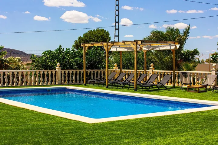 Chalet para 10 personas, con vistas además de piscina y jardín, Se admiten mascotas - 1