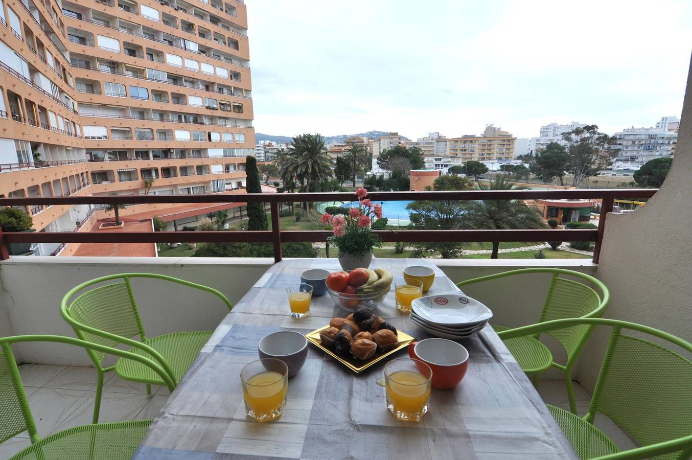 Estudio entero, ¡Encantador estudio en alquiler en Roses, Costa Brava! Capacidad para 4 personas, comodidades modernas, piscina, Wi-Fi gratuito, cerca de la playa. ¡Reserva ahora! in Santa Margarida, Roses