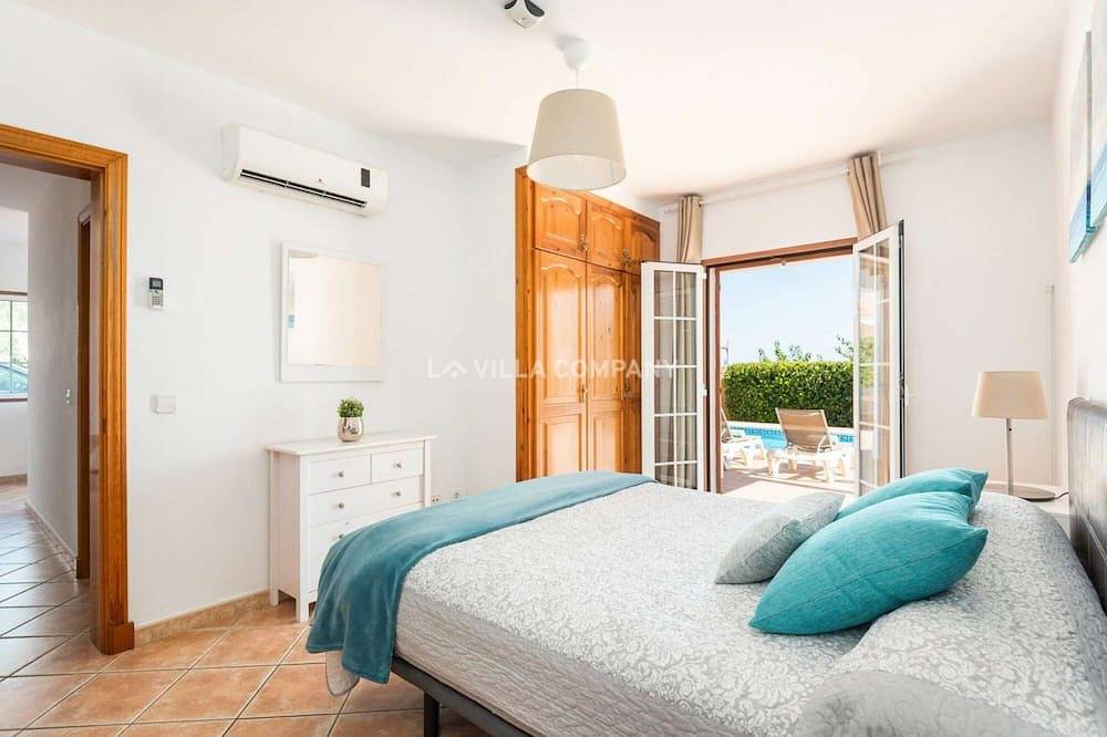 Wonderful Villa Bellavista with Sea Views & Private Pool, Sleeps 8 in Arenal d'en Castell, Es Mercadal