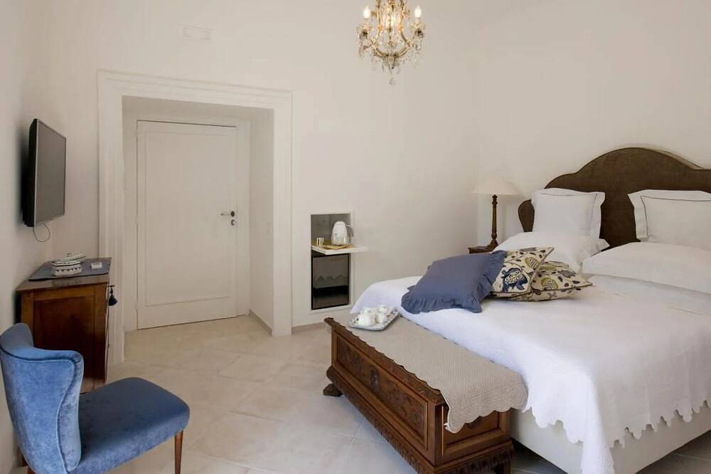 Anthea Suite in Cacace Palace with garden, near the sea and the station in Meta, Naples Province