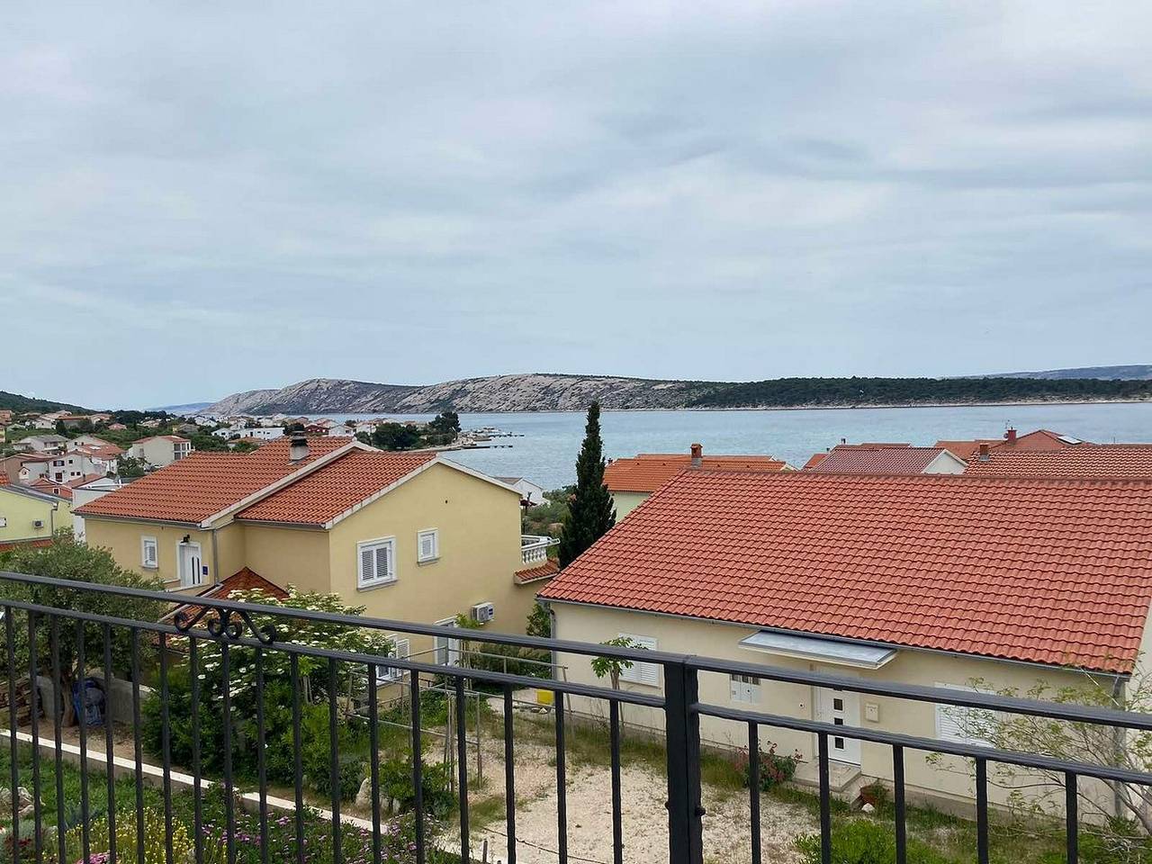 Ganze Wohnung, 1-Zimmer-Ferienwohnung mit Terrasse und Meerblick Barbat, Rab A-22863-a in Barbat na Rabu, Rab