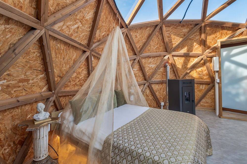 Entire apartment, Apartment 'Suite Atrium Bubble' with Private Terrace, Wi-Fi and Air Conditioning in Canyelles (Barcelona), Garraf