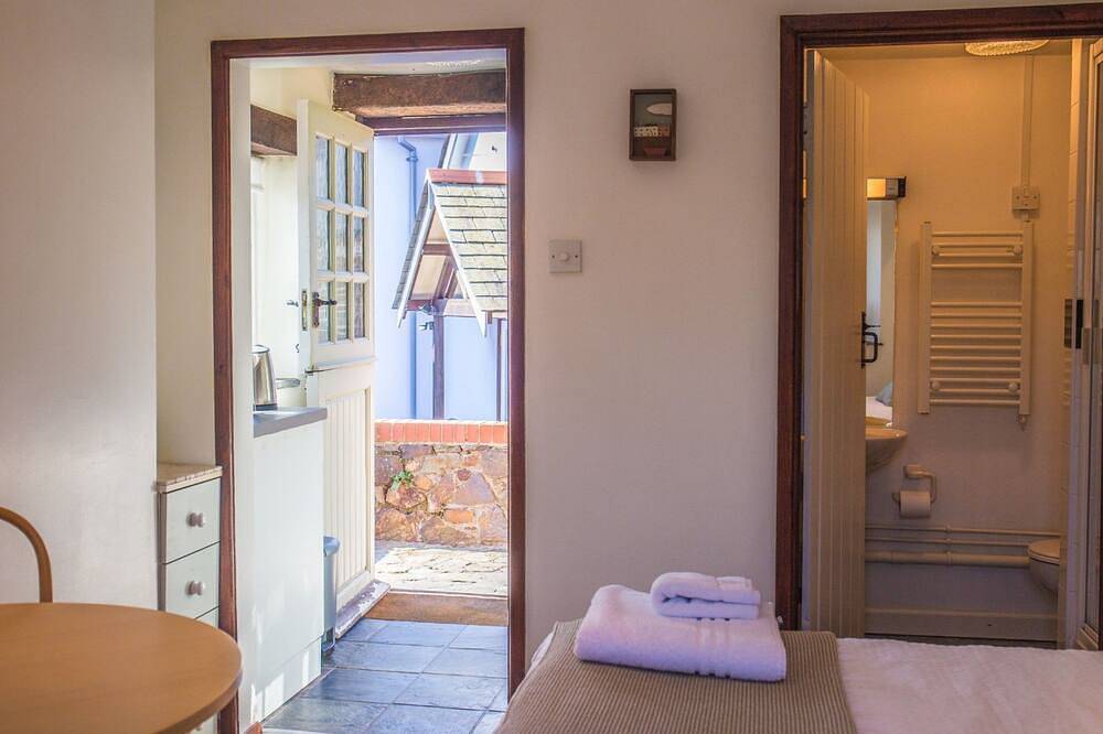 The Tack Room, shared hot tub and sauna in Hartland, Hartland Devon Heritage Coast