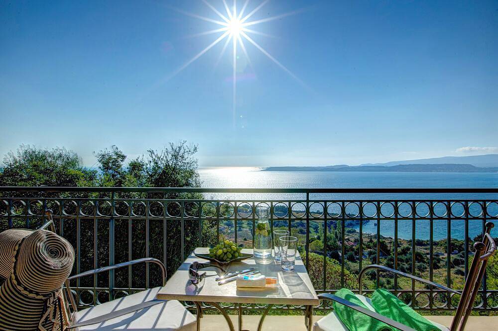 Entire apartment, *New For 2016 * Superb 1 bedroom King Suite walking distance to town and beach. in Lassi, Argostoli