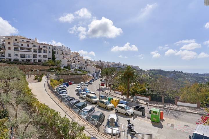 Entire apartment, Apartment 'Casa Clare' with Mountain View, Shared Pool and Wi-Fi in Frigiliana Road, Frigiliana
