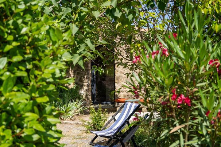 Gîte pour 2 personnes, avec terrasse ainsi que piscine et jardin à Rognes - 3