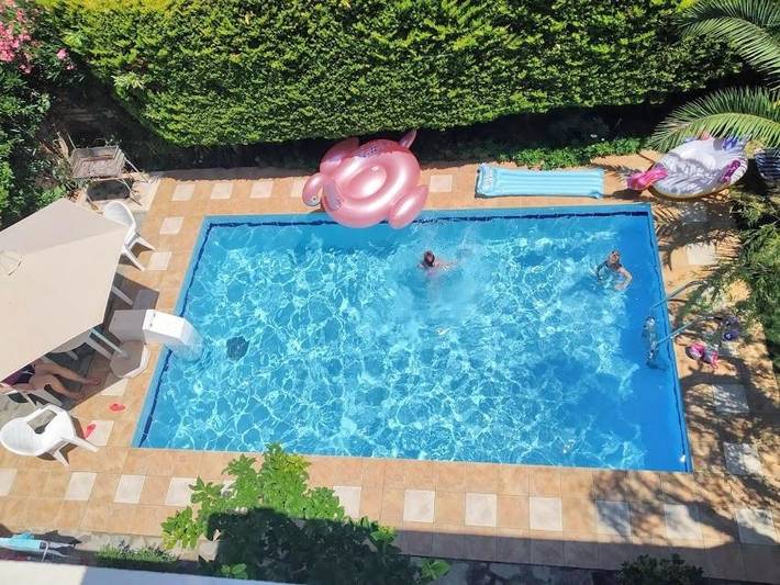 Maison de campagne pour 5 personnes, avec vue ainsi que jardin et piscine, animaux acceptés
