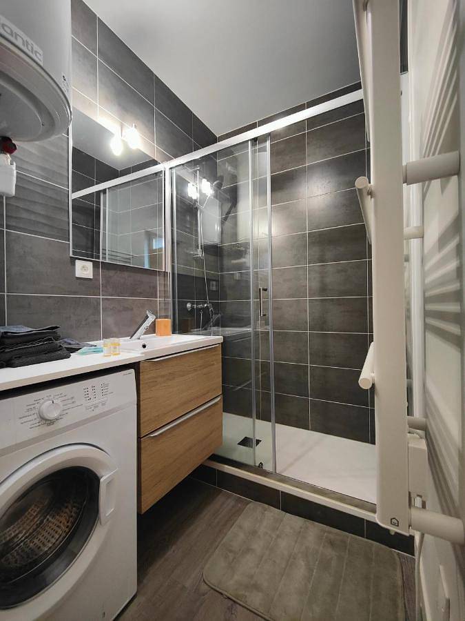 Appartement entier, 4en1 17 personnes Max Stationnement proche & gratuit Wifi in Riom, Parc naturel régional des Volcans d'Auvergne