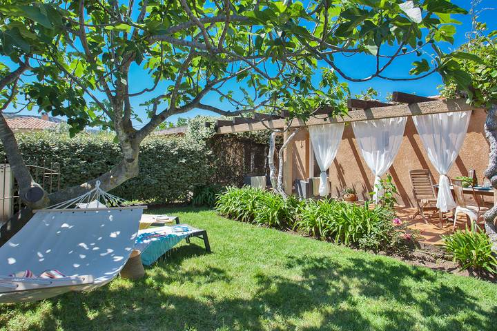 Location de vacances pour 4 personnes, avec Terrasse ainsi que Jardin et Piscine à Calvi