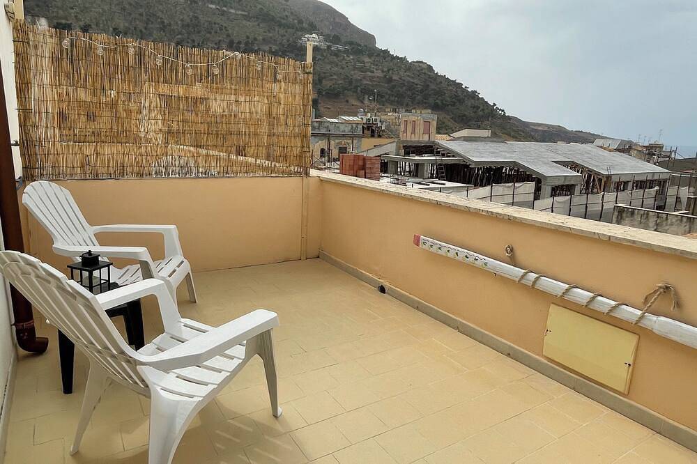 Appartement entier, \"La Tonnara\" is a studio apartment with a sea view terrace, it is located in the central area in Castellammare del Golfo, Province de Trapani