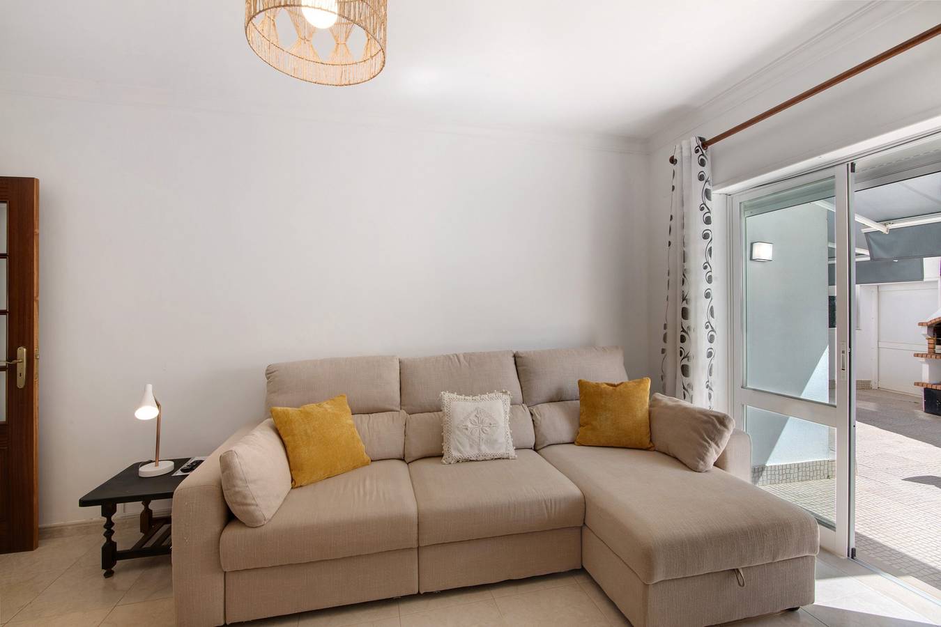 Apartamento inteiro, Apartamento 'Rosas No Lagar' com Terraço Privado, Wi-Fi e Ar Condicionado in Manta Rota, Ria Formosa