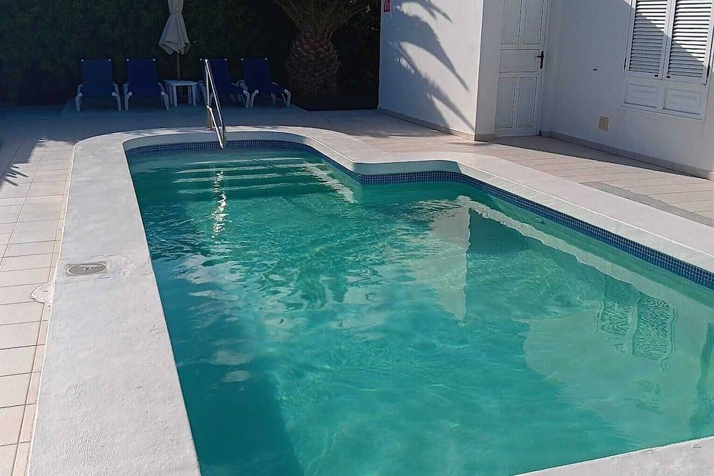 Casa Jaime es una villa de lujo de dos dormitorios y dos baños con una piscina muy privada. in Puerto del Carmen, Tías