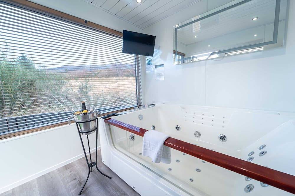 Ben View Pod & Jacuzzi Bath in Fort William, Loch Linnhe