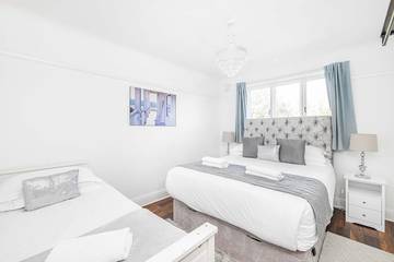 Holiday Home for 26 People in Boscombe, Bournemouth, Photo 1