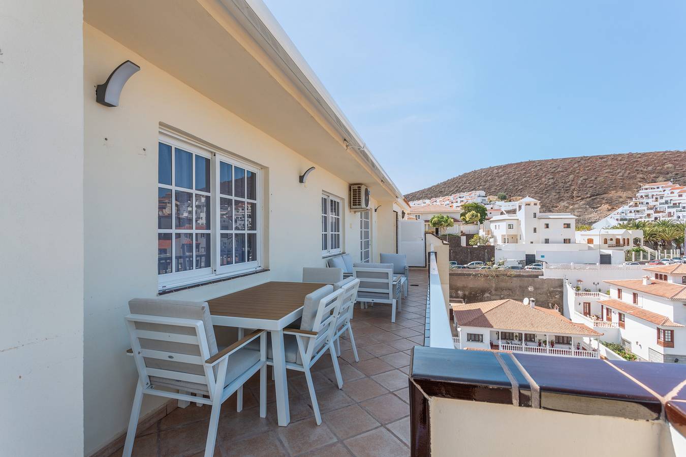 Apartamento inteiro, Apartamento de Férias 'Obsidian Canarysol Los Cristianos' com Vista Montanha, Wi-Fi e Ar Condicionado in Los Cristianos, Arona
