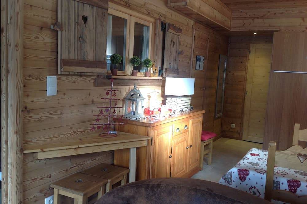 Dans chalet récent Rez de jardin indépendant 50 m2 ,terrasse sud parking privés in Allos, Région Castellane