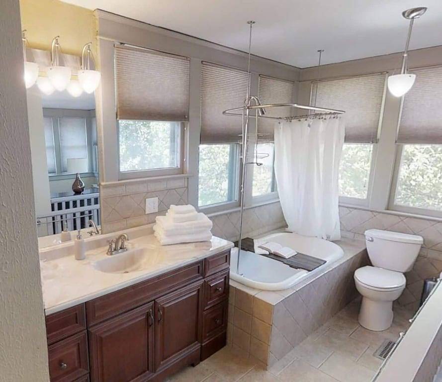 Beautiful Craftsman home near C-Street for you and your pets! in Springfield (MO), Greene County (MO)