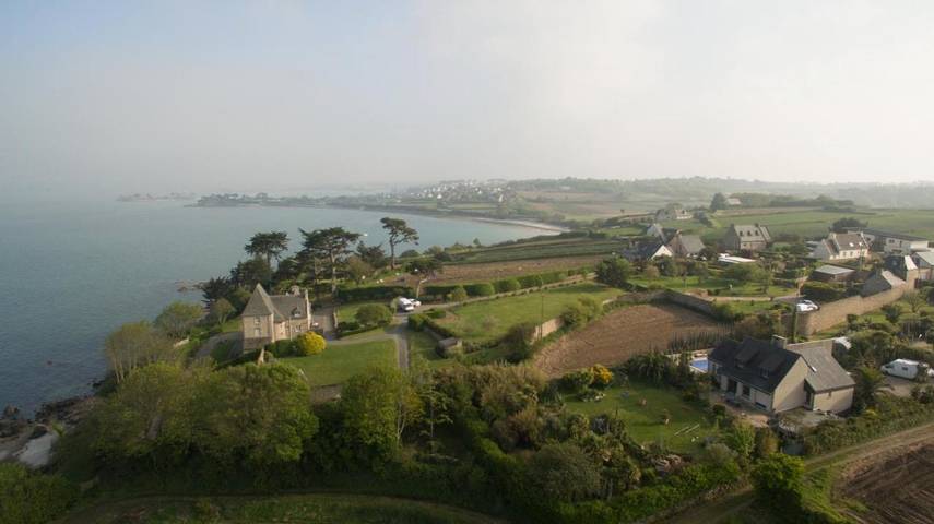 Location de vacances pour 6 personnes, avec piscine ainsi que vue et jardin à Roscoff - 3