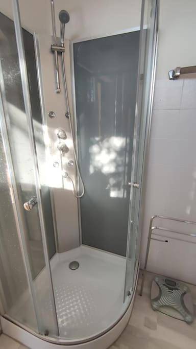 Appartement entier, Bas de Villa T3 - Calme et Vue Panoramique in Le Revest-les-Eaux, Côte méditerranéenne (France)