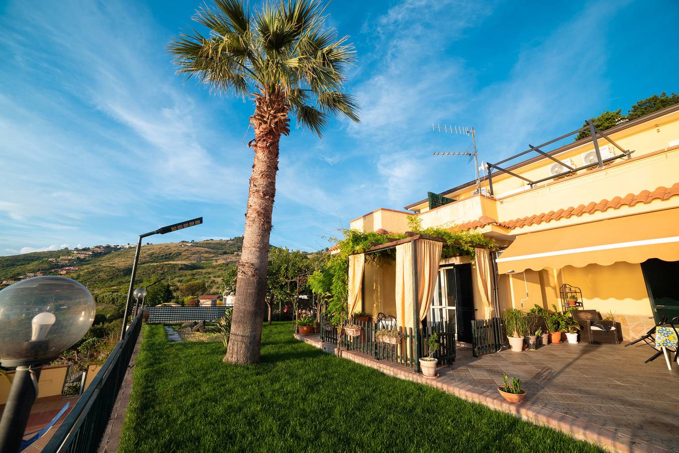 Bed and Breakfast 'Camera Six Fronte Mare Con Giardino' with Shared Terrace and Air Conditioning in Cilento