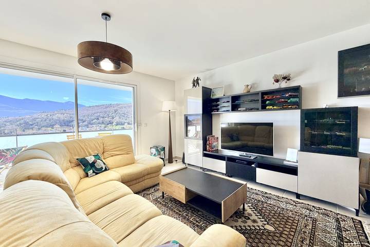 Location de vacances pour 4 personnes, avec Balcon ainsi que Terrasse et Vue sur le lac à Aix-les-Bains