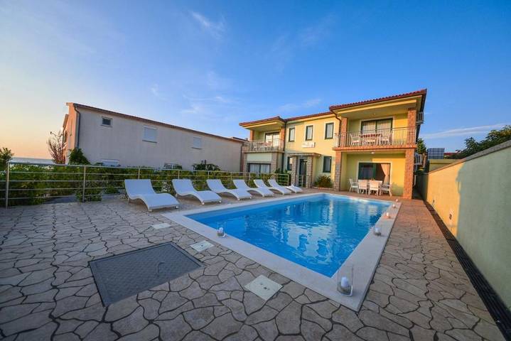 Villa pour 20 personnes, avec piscine ainsi que jardin et vue dans Vir - 2