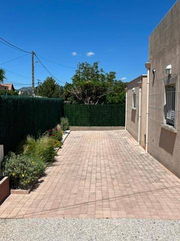 Gîte pour 2 personnes, avec terrasse ainsi que piscine et jardin à La Penne-sur-Huveaune - 2