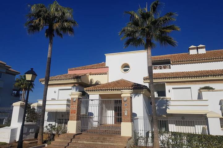 Location de vacances pour 6 personnes, avec piscine ainsi que balcon et jardin dans La Cala Golf