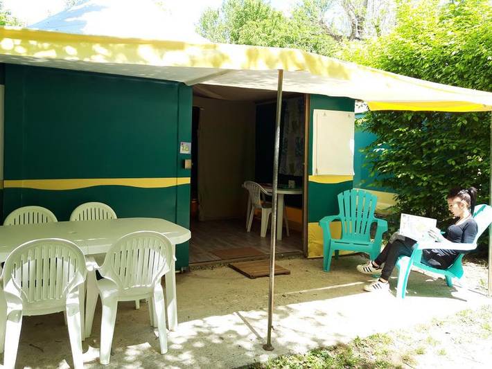 Flower Camping Le Pont du Tarn - Bungalowzelt 5 personen - Zeltbungalow Pagan Standard 25m² - 2 Schlafzimmer - mit Sanitäranlagen 2/5 pers. in Florac-Trois-Rivières, Cevennen