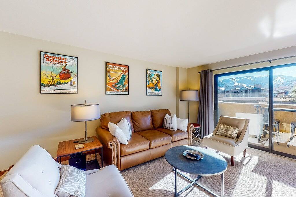 Ganze Wohnung, Modern condo steps to gondola & lake w/ view & patio - in heart of everything in Avon, Beaver Creek