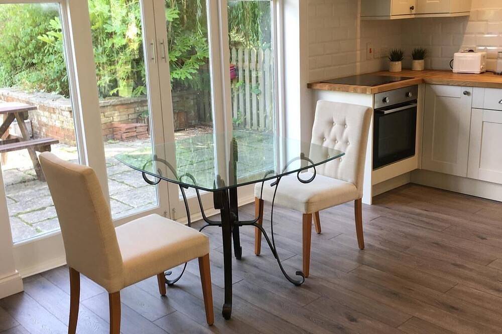 Charming country retreat -Lakeview Cottage with Hot tub in Wisbech, Cambridgeshire