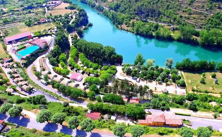 Camping pour 2 personnes, avec Terrasse ainsi que Piscine et Vue