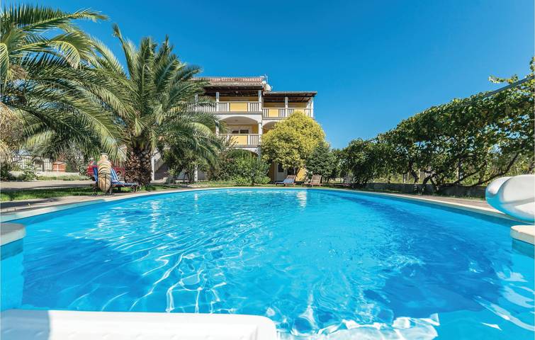 Ferienhaus für 21 Personen, mit Terrasse und Pool in Turanj