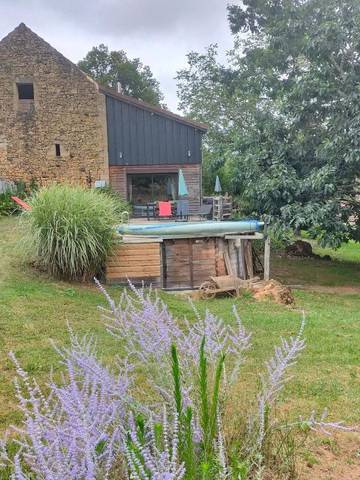 Location de vacances pour 8 personnes, avec jardin ainsi que jacuzzi et piscine à Veyrignac