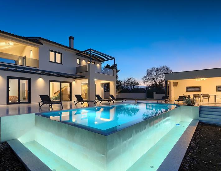 Ferienhaus für 7 Personen, mit Pool und Balkon