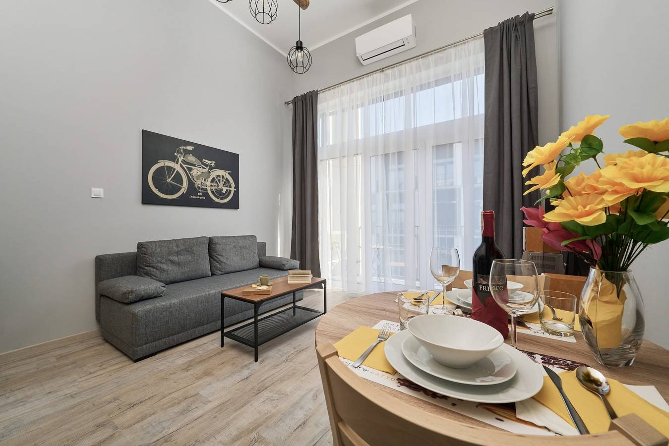 Ganze Ferienwohnung, Sunny Studio | Air Conditioning, Parking, Close to Airport in Breslau, Niederschlesien