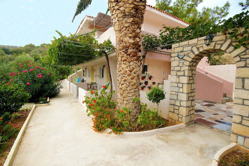Entire apartment, La Luna Blu Apartment \"Tartaruga\", sea view, 500 meters from the beach in Ferma, South Crete
