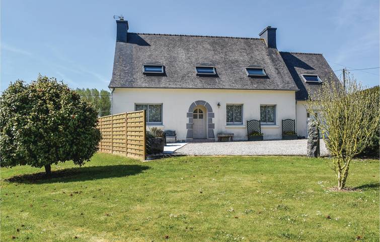 Location de vacances pour 9 personnes, avec Terrasse et Jardin à Ploubezre