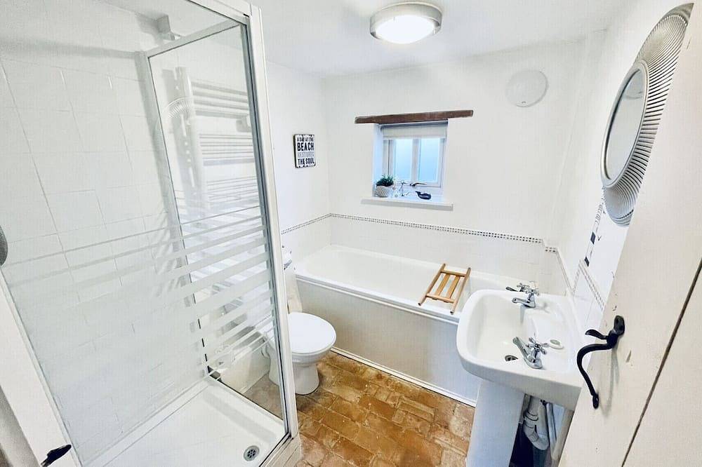 Dog Friendly Cosy Thatched Cottage Footsteps from Blue Flag beach with log fire in Sea Palling, The Broads
